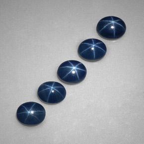 カラットの天然ブルースターサファイア（5.2×4.1 mm・透明）