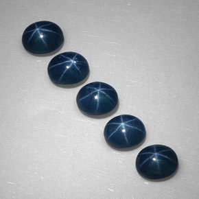 カラットの天然ブルースターサファイア（5.3×4.3 mm・透明）