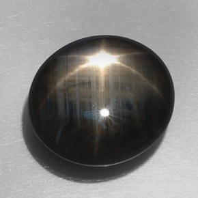 32.76カラットの天然黒スターサファイア（18.9×17.1 mm・オーバルカット）