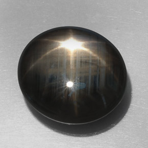 32.76カラットの天然黒スターサファイア（18.9×17.1 mm・オーバルカット）