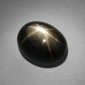 9.85カラットの天然黒スターサファイア（12.7×10 mm・オーバルカット）