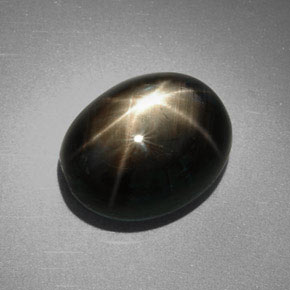 9.85カラットの天然黒スターサファイア（12.7×10 mm・オーバルカット）