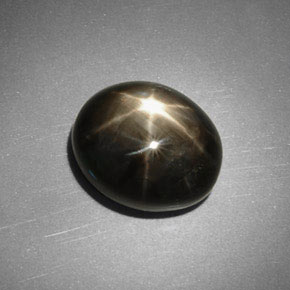 5.75カラットの天然黒スターサファイア（11.1×9.5 mm・オーバルカット）