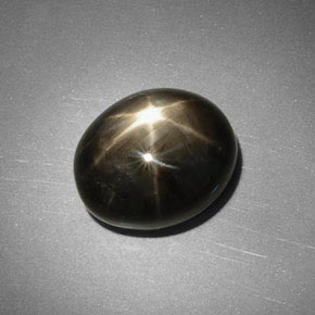 5.75カラットの天然黒スターサファイア（11.1×9.5 mm・オーバルカット）