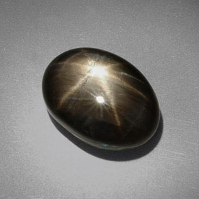 9.00カラットの天然黒スターサファイア（13.2×9.5 mm・オーバルカット）