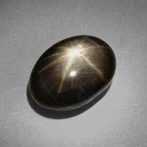 9.00カラットの天然黒スターサファイア（13.2×9.5 mm・オーバルカット）