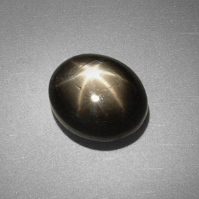 6.38カラットの天然黒スターサファイア（10.6×8.9 mm・オーバルカット）