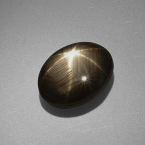 6.35カラットの天然黒スターサファイア（11.3×8.6 mm・オーバルカット）