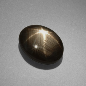 6.35カラットの天然黒スターサファイア（11.3×8.6 mm・オーバルカット）
