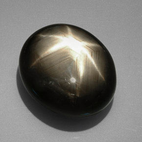 39.38カラットの天然黒スターサファイア（19.6×16.7 mm・オーバルカット）