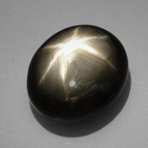 39.38カラットの天然黒スターサファイア（19.6×16.7 mm・オーバルカット）