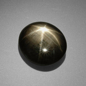 9.85カラットの天然黒スターサファイア（13×11.5 mm・オーバルカット）