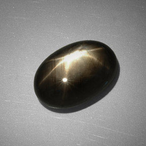 7.83カラットの天然黒スターサファイア（13.8×9.6 mm・オーバルカット）
