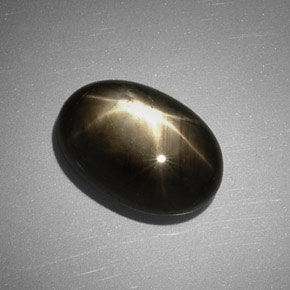 7.83カラットの天然黒スターサファイア（13.8×9.6 mm・オーバルカット）