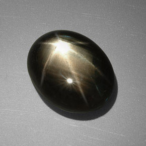 11.40カラットの天然黒スターサファイア（15×11.6 mm・オーバルカット）