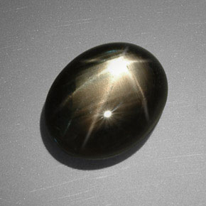 11.40カラットの天然黒スターサファイア（15×11.6 mm・オーバルカット）