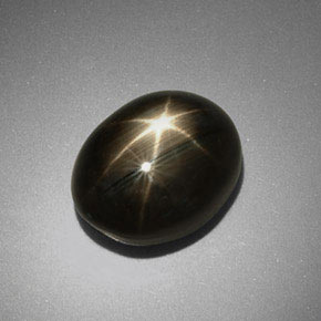 9.92カラットの天然黒スターサファイア（12.8×10 mm・オーバルカット）