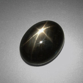 9.38カラットの天然黒スターサファイア（13.5×10.6 mm・オーバルカット）