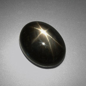 9.38カラットの天然黒スターサファイア（13.5×10.6 mm・オーバルカット）