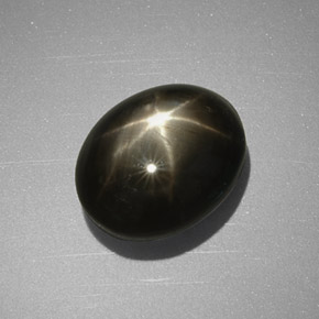 5.63カラットの天然黒スターサファイア（10.4×8.5 mm・オーバルカット）