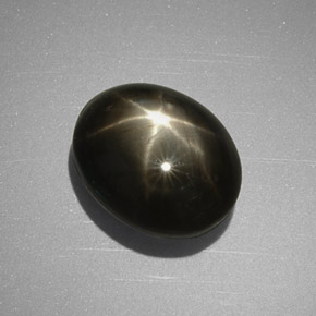 5.63カラットの天然黒スターサファイア（10.4×8.5 mm・オーバルカット）