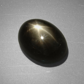 7.55カラットの天然黒スターサファイア（11.6×8.6 mm・オーバルカット）