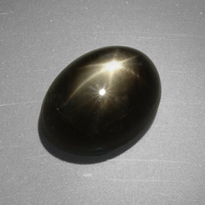 7.55カラットの天然黒スターサファイア（11.6×8.6 mm・オーバルカット）