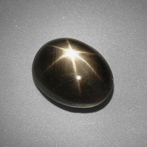 5.66カラットの天然黒スターサファイア（10.9×8.3 mm・オーバルカット）