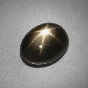 5.66カラットの天然黒スターサファイア（10.9×8.3 mm・オーバルカット）