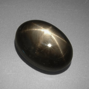7.78カラットの天然黒スターサファイア（12.8×8.8 mm・オーバルカット）