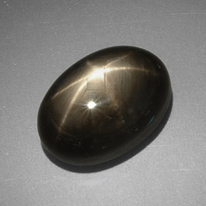 7.78カラットの天然黒スターサファイア（12.8×8.8 mm・オーバルカット）
