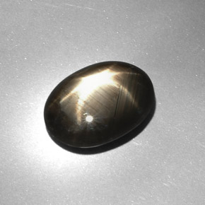 7.08カラットの天然黒スターサファイア（13.6×10.1 mm・オーバルカット）