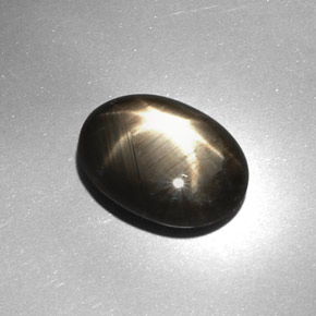 7.08カラットの天然黒スターサファイア（13.6×10.1 mm・オーバルカット）
