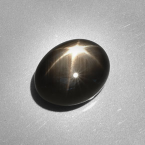 6.28カラットの天然黒スターサファイア（12.1×9.4 mm・オーバルカット）