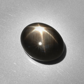 6.28カラットの天然黒スターサファイア（12.1×9.4 mm・オーバルカット）