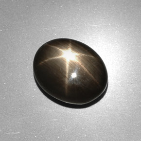 6.17カラットの天然黒スターサファイア（11.9×9.5 mm・オーバルカット）