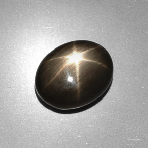 6.17カラットの天然黒スターサファイア（11.9×9.5 mm・オーバルカット）