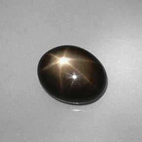 4.38カラットの天然黒スターサファイア（10.8×8.6 mm・オーバルカット）
