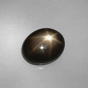 4.38カラットの天然黒スターサファイア（10.8×8.6 mm・オーバルカット）