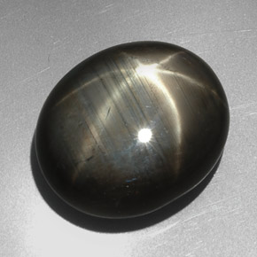 27.29カラットの天然Silver Blackスターサファイア（19.4×16.5 mm・オーバルカット）
