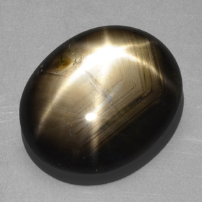 20.32カラットの天然黒スターサファイア（19.2×15.9 mm・オーバルカット）