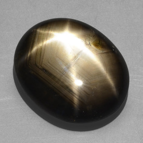 20.32カラットの天然黒スターサファイア（19.2×15.9 mm・オーバルカット）