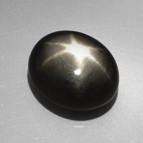 27.17カラットの天然黒スターサファイア（17.9×14.7 mm・オーバルカット）