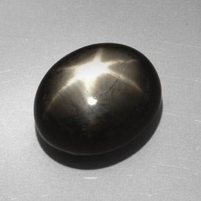 27.17カラットの天然黒スターサファイア（17.9×14.7 mm・オーバルカット）