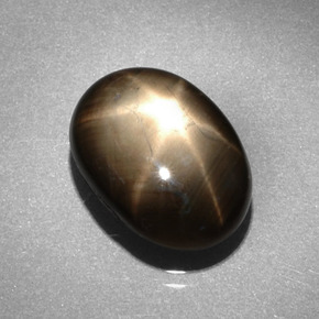 6.62カラットの天然黒スターサファイア（12.9×9.4 mm・オーバルカット）