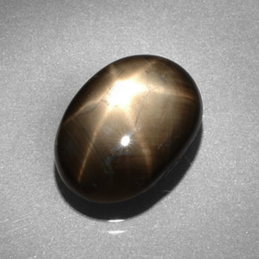 6.62カラットの天然黒スターサファイア（12.9×9.4 mm・オーバルカット）