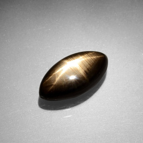 3.55カラットの天然黒スターサファイア（12.3×6.3 mm・マーキス）