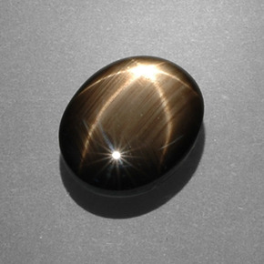 7.53カラットの天然黒スターサファイア（12.5×9.8 mm・オーバルカット）