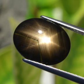 6.32カラットの天然黒スターサファイア（14.7×11.6 mm・オーバルカット）