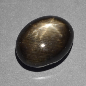 10.43カラットの天然黒スターサファイア（13.2×10.4 mm・オーバルカット）